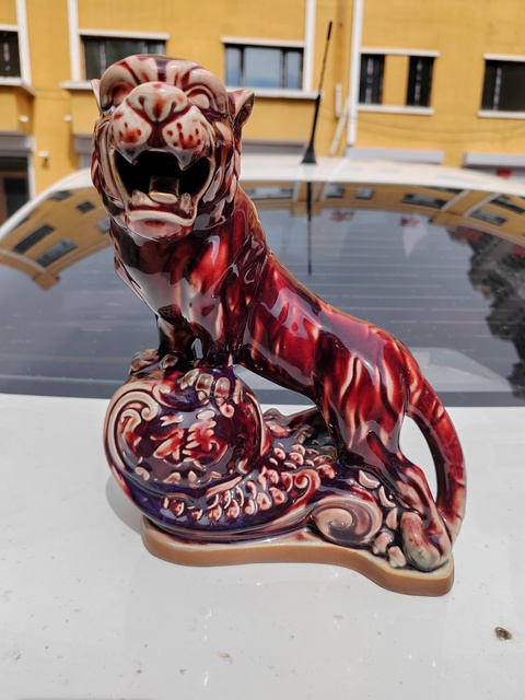 古玩陶瓷紅釉獅子瓷塑真品鑒賞圖