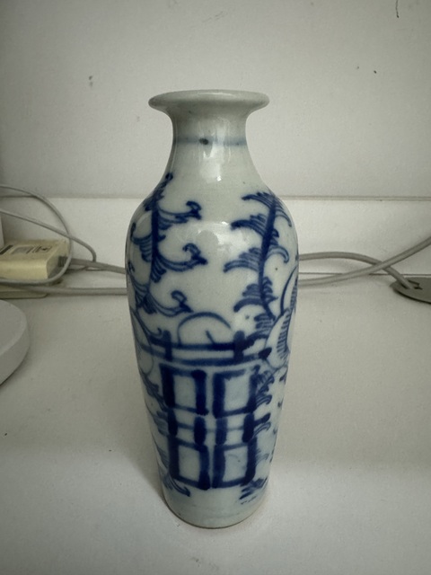 古玩陶瓷纏枝花囍字紋青花瓶真品鑒賞圖