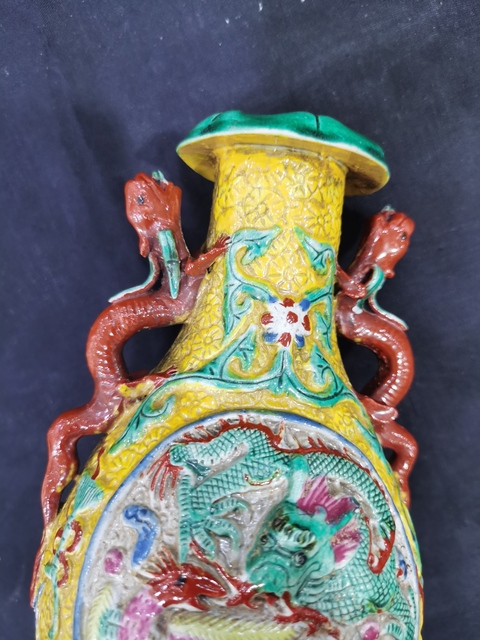 古玩陶瓷粉彩堆塑龍鳳紋瓶真品鑒賞圖
