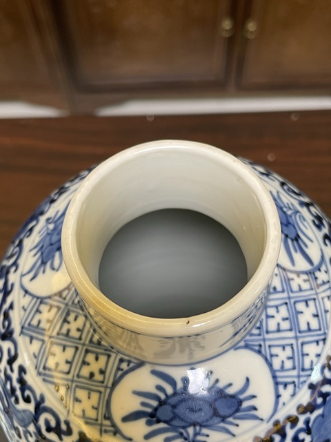 古玩陶瓷人物紋青花瓶真品鑒賞圖