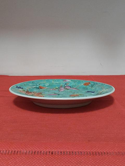 古玩陶瓷松石綠地粉彩蝴蝶花卉紋盤真品鑒賞圖