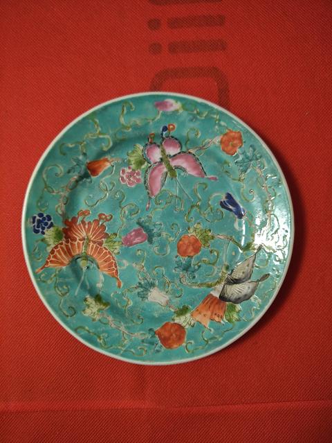 古玩陶瓷松石綠地粉彩蝴蝶花卉紋盤真品鑒賞圖