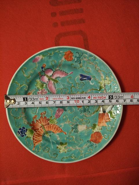 古玩陶瓷松石綠地粉彩蝴蝶花卉紋盤真品鑒賞圖
