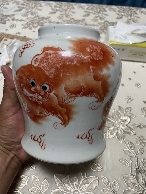 古玩陶瓷獅紋礬紅將軍罐真品鑒賞圖