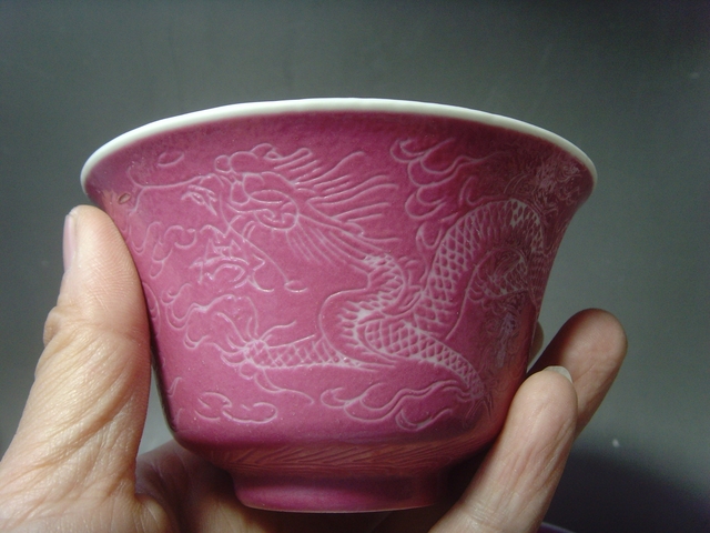 古玩陶瓷胭脂紅軋道龍紋蓋碗，平臺不允許估價真品鑒賞圖