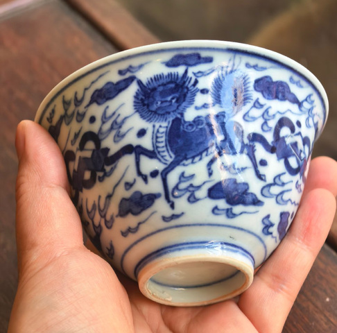古玩陶瓷日本明治青花麒麟紋茶碗真品鑒賞圖