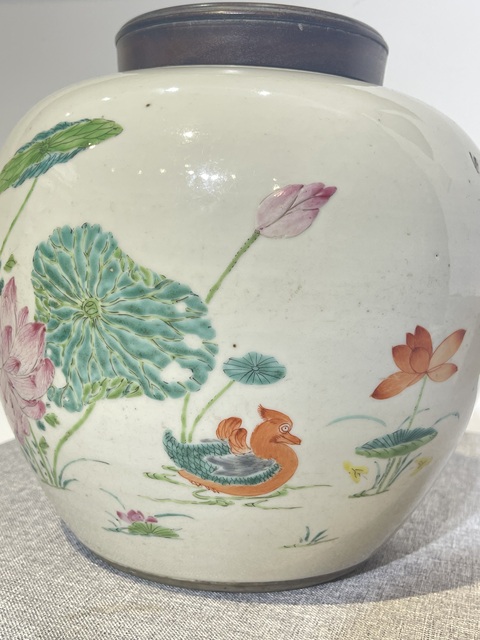 古玩陶瓷清代雍正粉彩蓮池鴛鴦大罐真品鑒賞圖