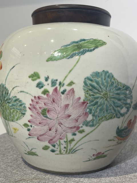 古玩陶瓷清代雍正粉彩蓮池鴛鴦大罐真品鑒賞圖