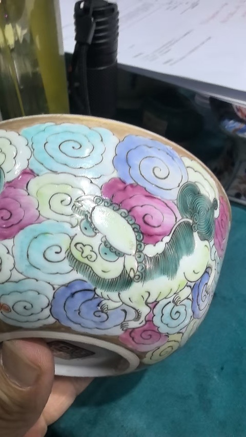 古玩陶瓷臥足粉彩碗真品鑒賞圖