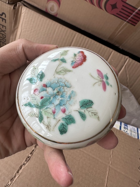 古玩陶瓷粉彩蝶戀花紋粉盒真品鑒賞圖