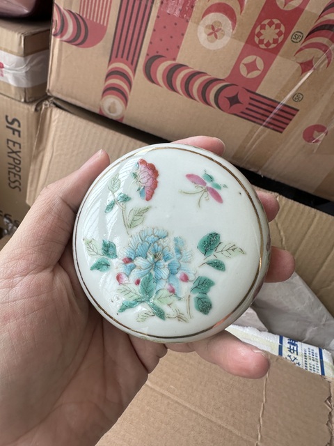 古玩陶瓷粉彩蝶戀花紋粉盒真品鑒賞圖