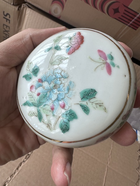 古玩陶瓷粉彩蝶戀花紋粉盒真品鑒賞圖