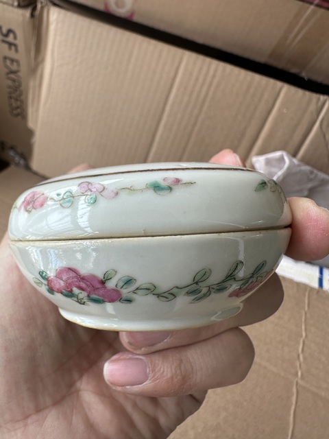 古玩陶瓷粉彩蝶戀花紋粉盒真品鑒賞圖