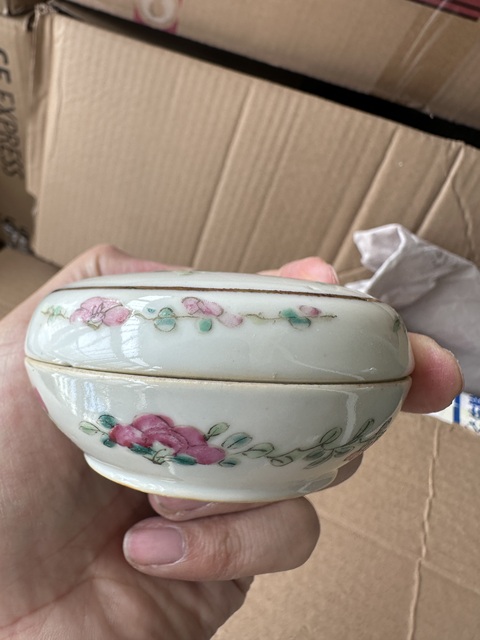 古玩陶瓷粉彩蝶戀花紋粉盒真品鑒賞圖