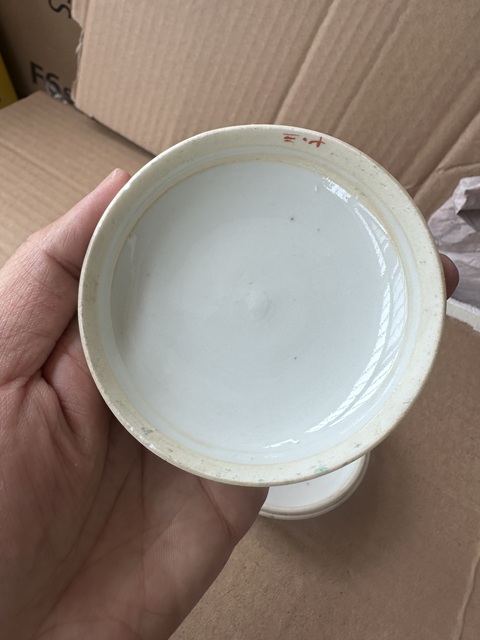 古玩陶瓷粉彩蝶戀花紋粉盒真品鑒賞圖