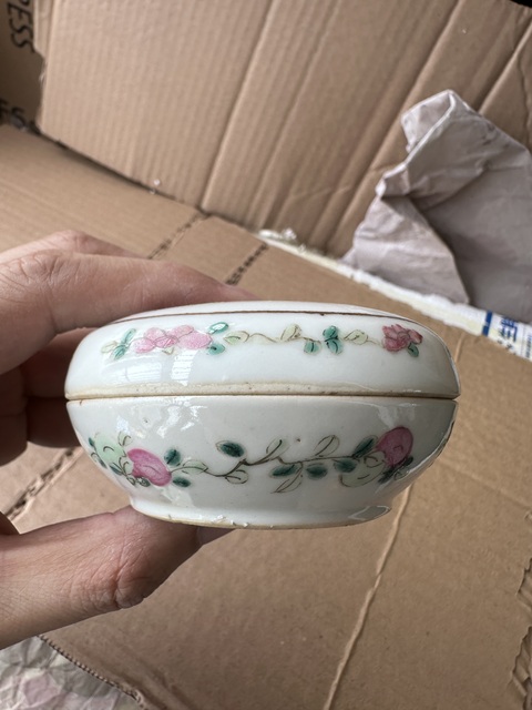 古玩陶瓷粉彩蝶戀花紋粉盒真品鑒賞圖