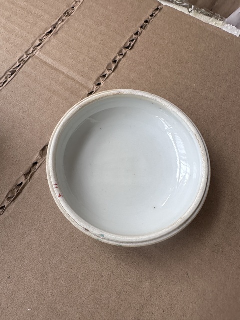 古玩陶瓷粉彩蝶戀花紋粉盒真品鑒賞圖