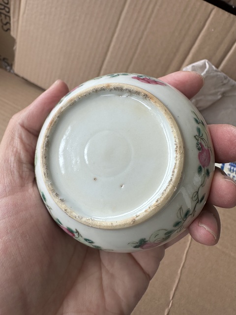 古玩陶瓷粉彩蝶戀花紋粉盒真品鑒賞圖