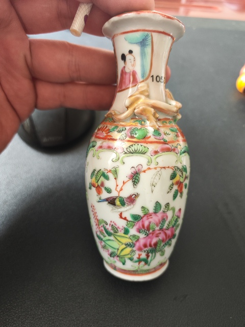古玩陶瓷咸豐廣彩堆塑螭龍瓶拍賣，當(dāng)前價(jià)格1800元