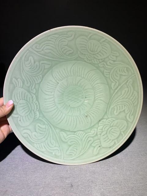 古玩陶瓷(精品清中期)豆青釉刻纏枝花卉紋大盤(有不錯收藏價值)拍賣,當前價格6888元