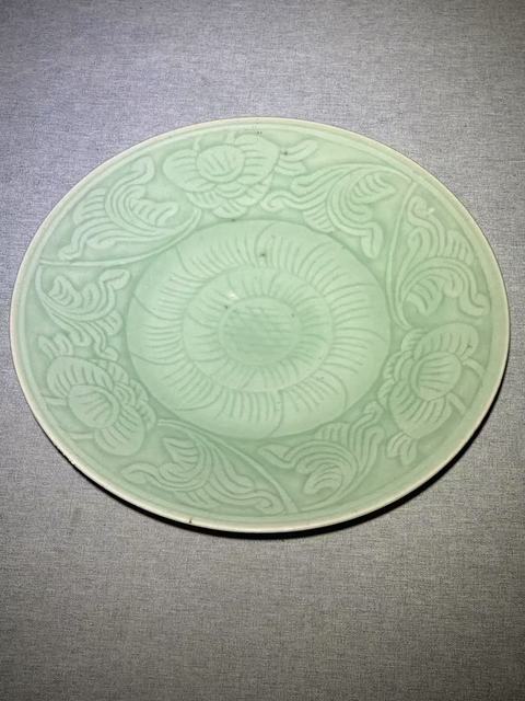 古玩陶瓷(精品清中期)豆青釉刻纏枝花卉紋大盤(有不錯收藏價值)拍賣,當前價格6888元