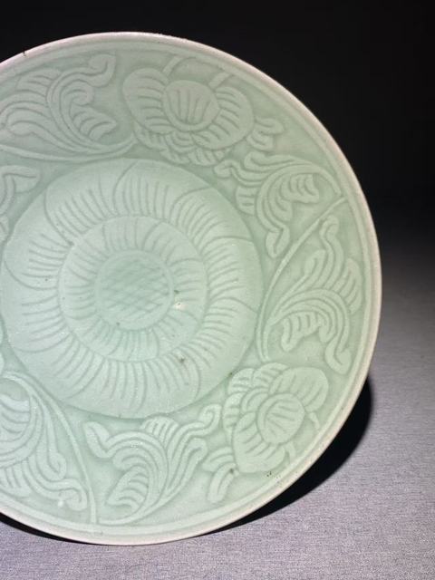 古玩陶瓷(精品清中期)豆青釉刻纏枝花卉紋大盤(有不錯收藏價值)拍賣,當前價格6888元