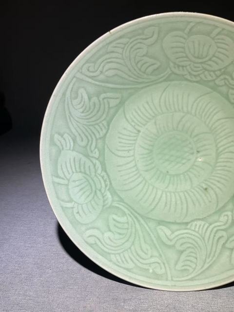 古玩陶瓷(精品清中期)豆青釉刻纏枝花卉紋大盤(有不錯收藏價值)拍賣,當前價格6888元