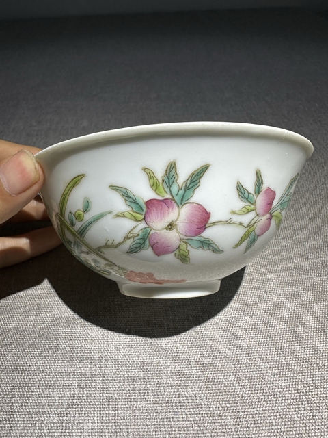 古玩陶瓷粉彩桃紋碗真品鑒賞圖
