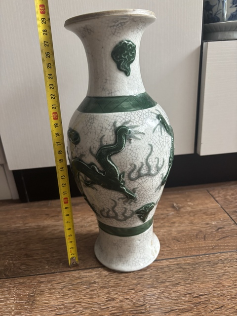 古玩陶瓷哥釉貼塑龍紋瓶真品鑒賞圖