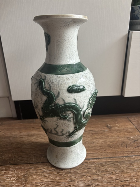 古玩陶瓷哥釉貼塑龍紋瓶真品鑒賞圖