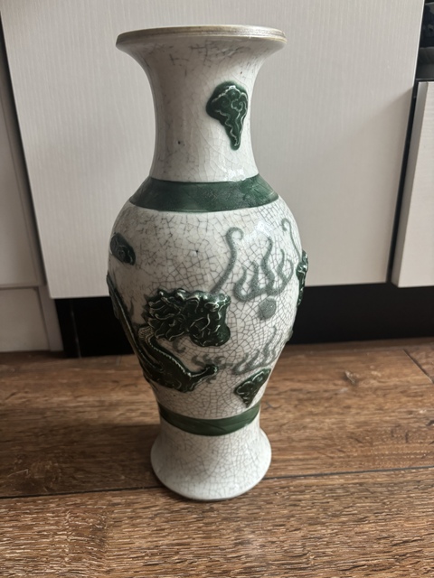 古玩陶瓷哥釉貼塑龍紋瓶真品鑒賞圖