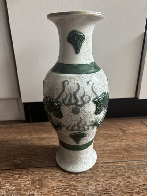 古玩陶瓷哥釉貼塑龍紋瓶真品鑒賞圖