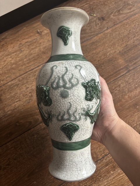 古玩陶瓷哥釉貼塑龍紋瓶真品鑒賞圖