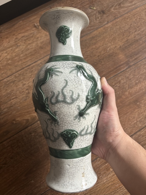 古玩陶瓷哥釉貼塑龍紋瓶真品鑒賞圖