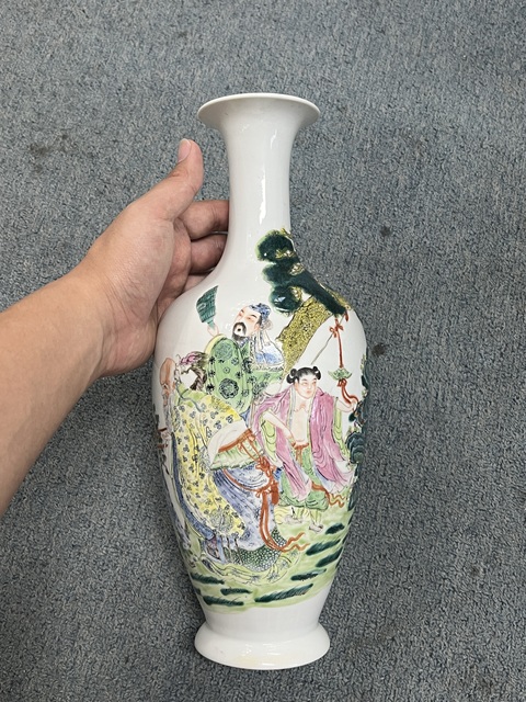 古玩陶瓷粉彩人物故事紋撇口瓶真品鑒賞圖