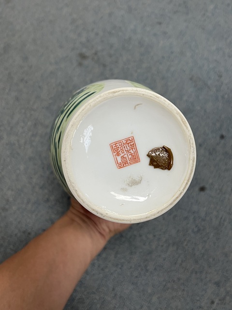 古玩陶瓷粉彩人物故事紋撇口瓶真品鑒賞圖