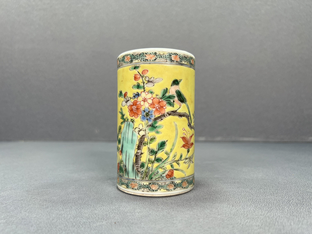 古玩陶瓷清晚期·黃地粉彩洞石花鳥紋筆筒真品鑒賞圖