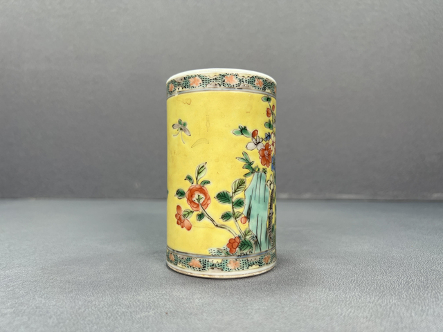 古玩陶瓷清晚期·黃地粉彩洞石花鳥紋筆筒真品鑒賞圖