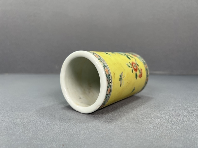 古玩陶瓷清晚期·黃地粉彩洞石花鳥紋筆筒真品鑒賞圖