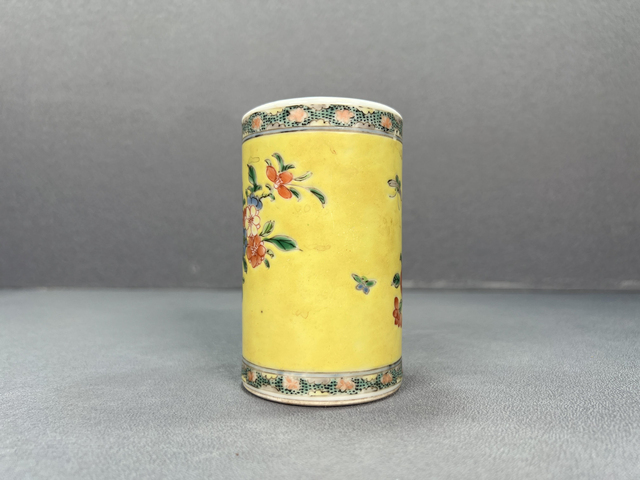古玩陶瓷清晚期·黃地粉彩洞石花鳥紋筆筒真品鑒賞圖