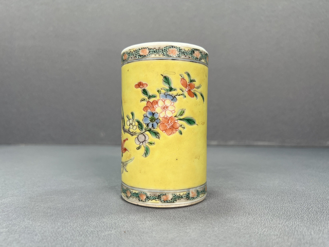 古玩陶瓷清晚期·黃地粉彩洞石花鳥紋筆筒真品鑒賞圖