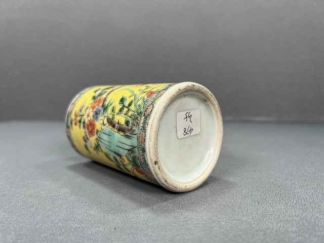 古玩陶瓷清晚期·黃地粉彩洞石花鳥紋筆筒真品鑒賞圖