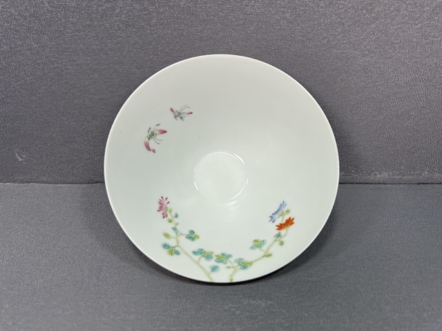 古玩陶瓷民國(guó)·“洪憲年制”粉彩過(guò)墻花蝶紋斗笠碗真品鑒賞圖