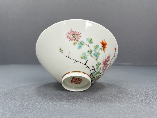 古玩陶瓷民國(guó)·“洪憲年制”粉彩過(guò)墻花蝶紋斗笠碗真品鑒賞圖