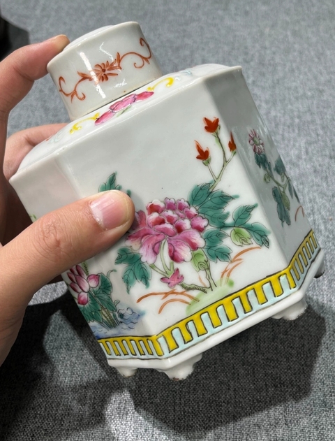 古玩陶瓷民國 粉彩花卉紋茶葉罐真品鑒賞圖