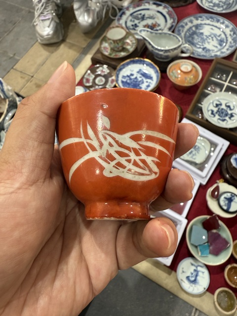 古玩陶瓷珊瑚紅留白花卉紋杯真品鑒賞圖