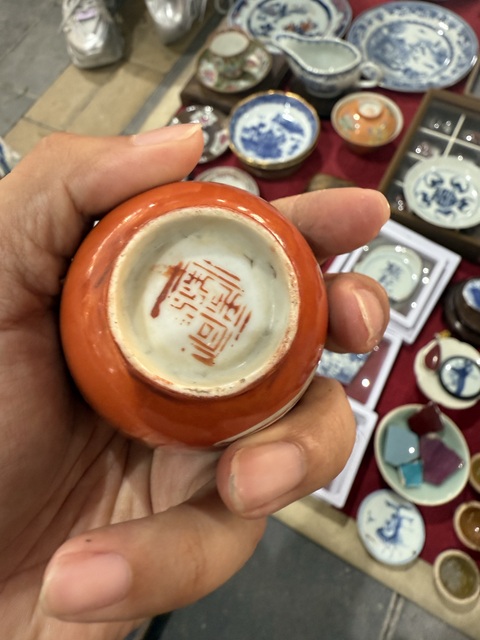 古玩陶瓷珊瑚紅留白花卉紋杯真品鑒賞圖