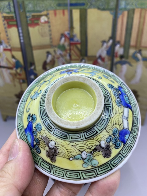 古玩陶瓷黃地素三彩人物故事紋蓋碗拍賣,當前價格3500元