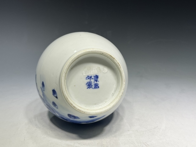 古玩陶瓷清晚期·青花山水人物紋賞瓶真品鑒賞圖