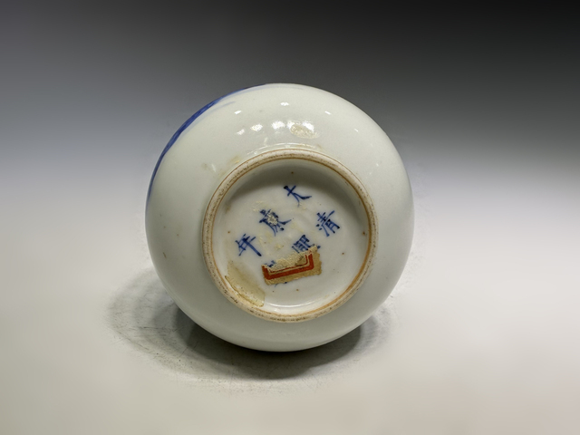 古玩陶瓷清晚期·青花釉里紅人物賞瓶真品鑒賞圖
